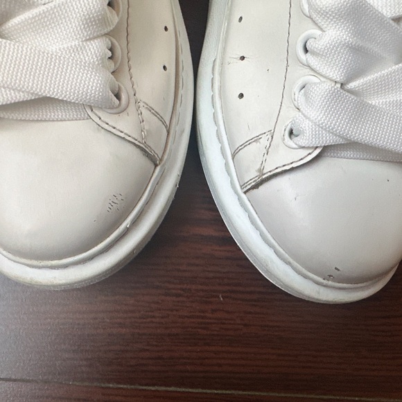 Alexander McQueen Classic white shoes with shiny pink tail - Picture 3 of 5